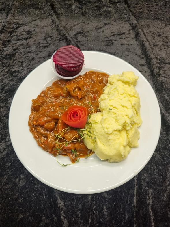 Bøf stroganoff med kartoffelmos med surt