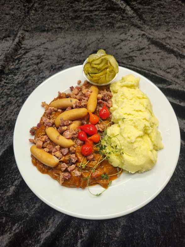 Mørbradgryde med kartoffelmos med surt